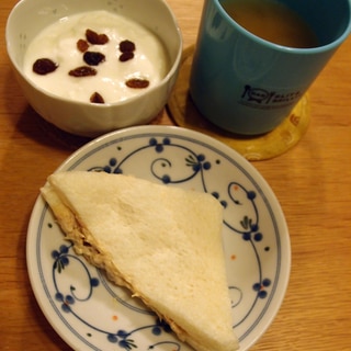 ツナマヨサンドとヨーグルトとミルクティーの朝食